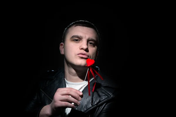 Sevgililer günü. elinde bir kalbi olan bir adam