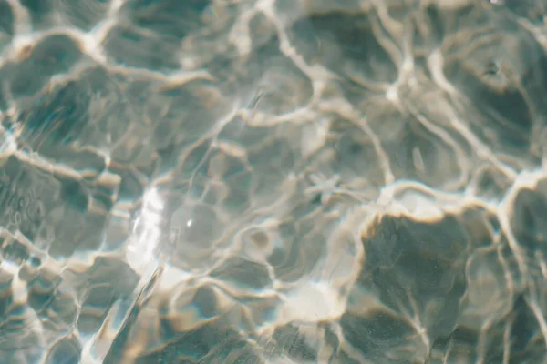 Efek kabur fokus lembut alam rippled nyata laut permukaan air. Desain latar belakang abstrak wallpaper. Gelombang bawah air pada siang hari, air di mana-mana. Koleksi foto GRAY — Stok Foto