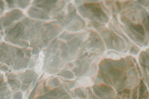 ぼかし効果ソフトフォーカス自然実際の波打つ海の水の表面。要旨背景デザイン壁紙.太陽の下での水中波の日、水のどこビーム。トン写真集｜LIGHT BROWN — ストック写真