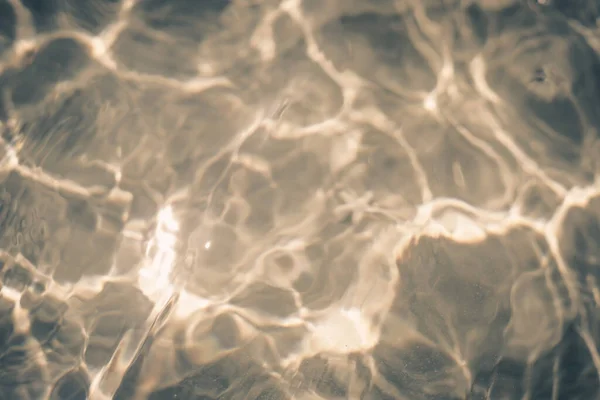 ぼかし効果ソフトフォーカス自然実際の波打つ海の水の表面。要旨背景デザイン壁紙.太陽の下での水中波の日、水のどこビーム。トン写真集｜LIGHT BROWN — ストック写真