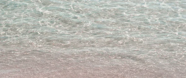 Efek Blur BANNER fokus lembut alam rippled permukaan air laut nyata. Desain latar belakang abstrak wallpaper. Di bawah gelombang air, sinar matahari siang memantul. Suasana musim panas. Koleksi foto WARM berjenjang — Stok Foto