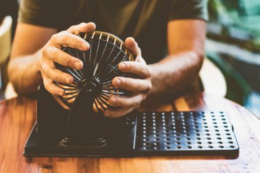 Küçük topların dönmesi için loto küresi tutan genç eller, masa loto oyunu. Gelecek seçiminin sembolü, COVID 'den kaynaklanan yaşam sorunu, icat fikri, gelecek zaman, gelecek zaman, alternatif yol.