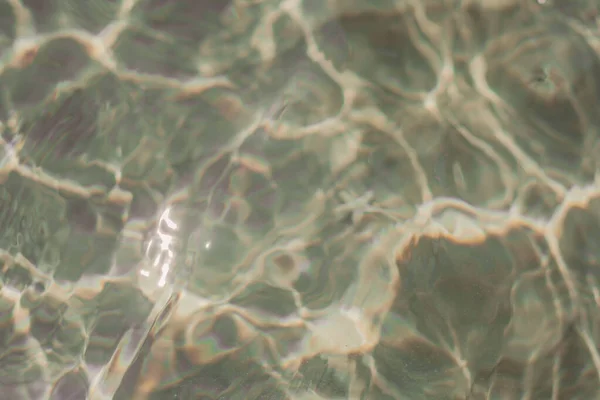 ぼかし効果ソフトフォーカス自然実際の波打つ海の水の表面。要旨背景デザイン壁紙.太陽の下での水中波の日、水のどこビーム。トン写真集｜BROWN — ストック写真