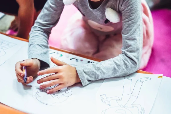 Copil mic copil fata mâini, desen imagini de colorat pagini de hârtie cu cretă creion pastel. Copilărie fericită, educație la domiciliu și grădiniță, dezvoltarea imaginației, creativitatea copiilor — Fotografie, imagine de stoc