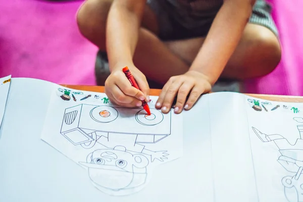 Anak kecil tangan anak laki-laki, menggambar warna halaman kertas dengan pastel krayon kapur. Happy childhood, home and kindergarten education, imagination development, childrens creativity — Stok Foto
