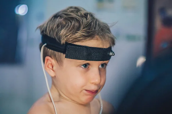 Express biofeedback microcurrent rezonans health of organs diagnostic. Sick child boy wear bioresonance head electrodes reveal disease causing bacteria via electromagnetic fields based on biofeedback — Stock Photo, Image