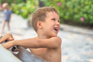 Yan portre yaramaz çocuk, çilli burun, ağzı açık, kurnaz bir ruh hali, gülücük yüz ifadesi hareketleri. Mutlu Çocukluk İlişkileri Davranış Eğitimi Ebeveynliği. Komik fotoğraf.