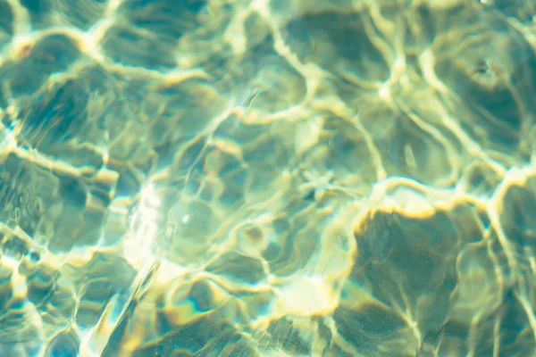 Efek kabur fokus lembut alam rippled nyata laut permukaan air. Desain latar belakang abstrak wallpaper. Gelombang bawah air pada siang hari, air di mana-mana. Koleksi foto Toned YELLOW — Stok Foto