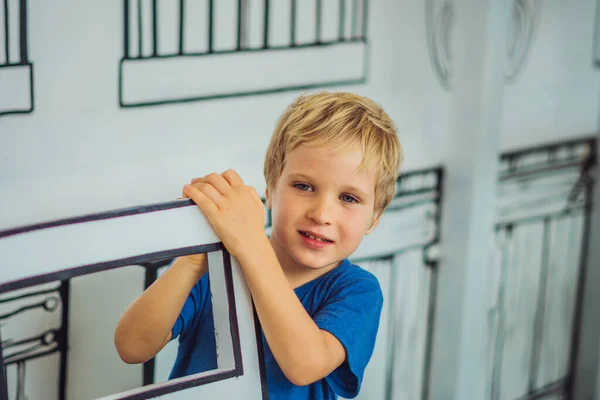 Portret glimlach blauwe ogen sproeten blonde jongen, verbergen achter stoel, micro gezichtsuitdrukking handgebaar. Grappig ondeugend humeur. Gelukkige kindertijd, kind gedrag onderwijs psychologie relatie concept — Stockfoto