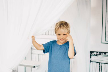 Portre sinsi gülümseme daralmış gözler çilli çocuk parmak uçtan uca fikir, yüz ifadesi el hareketi. Komik yaramaz ruh hali. Mutlu çocukluk, davranış eğitimi psikoloji ilişkisi