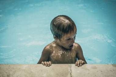 Çocuk psikolojisi koleksiyonu. Kelimelerle nasıl açıklayacağını bilmediği çocuk duygularını ne sıklıkla düşünürüz? Gözyaşı havuzunda ıslak çocuk, çokça çocukluk ebeveyn ilişkisinin sembolü.