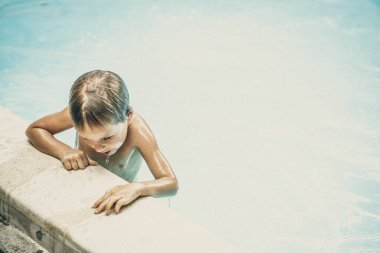 Çocuk psikolojisi koleksiyonu. Kelimelerle nasıl açıklayacağını bilmediği çocuk duygularını ne sıklıkla düşünürüz? Gözyaşı havuzunda ıslak çocuk, çokça çocukluk ebeveyn ilişkisinin sembolü.