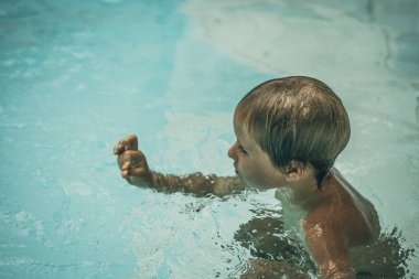 Çocuk psikolojisi koleksiyonu. Kelimelerle nasıl açıklayacağını bilmediği çocuk duygularını ne sıklıkla düşünürüz? Gözyaşı havuzunda ıslak çocuk, çokça çocukluk ebeveyn ilişkisinin sembolü.