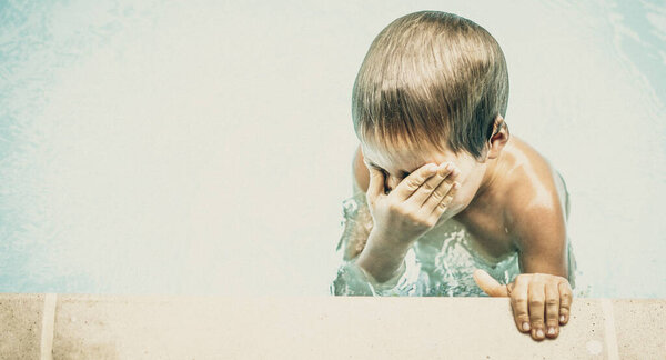 Коллекция детской психологии. Как часто мы думаем о детских чувствах, которые он не знает, как объяснить словами. Мокрый ребенок в луже слез, символ множества детских проблем в родительских отношениях