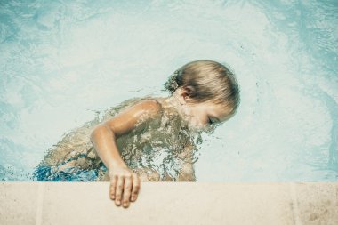 Çocuk psikolojisi koleksiyonu. Kelimelerle nasıl açıklayacağını bilmediği çocuk duygularını ne sıklıkla düşünürüz? Gözyaşı havuzunda ıslak çocuk, çokça çocukluk ebeveyn ilişkisinin sembolü.