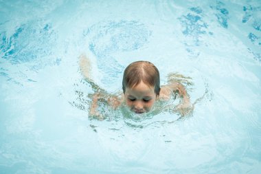 Sadelik masumiyet kolay yaşam tarzı koleksiyonu. Kriz anında bile endişelenmeyi bırakıp çocukları örnek almanın zamanı geldi. Islak çocuk havuzda yüzüyor, dalgıçlar suya batıyor, gözleri kapalı. Mutlu çocukluk