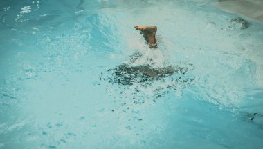 Soyut fotoğraf yaşam tarzı, doğa geçmişi. Suyun altında tanınmayan bir insan vücudu, yüzeye bak. Gizemli bir ruh hali. Ağırlıksız, belirsiz gelecek kavramı, belirsizlik içinde boğulma, çocukluk sorunları