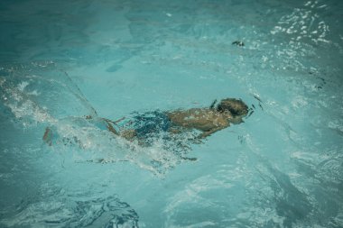 Soyut fotoğraf yaşam tarzı, doğa geçmişi. Suyun altında tanınmayan bir insan vücudu, yüzeye bak. Gizemli bir ruh hali. Ağırlıksız, belirsiz gelecek kavramı, belirsizlik içinde boğulma, çocukluk sorunları