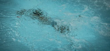 Soyut fotoğraf yaşam tarzı, doğa geçmişi. Suyun altında tanınmayan bir insan vücudu, yüzeye bak. Gizemli bir ruh hali. Ağırlıksız, belirsiz gelecek kavramı, belirsizlik içinde boğulma, çocukluk sorunları