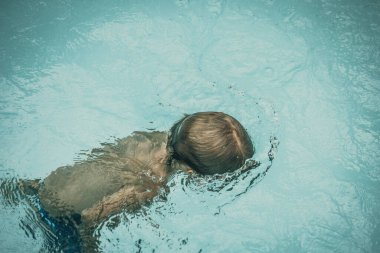 Soyut fotoğraf yaşam tarzı, doğa geçmişi. Suyun altında tanınmayan bir insan vücudu, yüzeye bak. Gizemli bir ruh hali. Ağırlıksız, belirsiz gelecek kavramı, belirsizlik içinde boğulma, çocukluk sorunları
