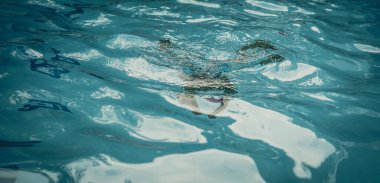 Soyut fotoğraf yaşam tarzı, doğa geçmişi. Suyun altında tanınmayan bir insan vücudu, yüzeye bak. Gizemli bir ruh hali. Ağırlıksız, belirsiz gelecek kavramı, belirsizlik içinde boğulma, çocukluk sorunları
