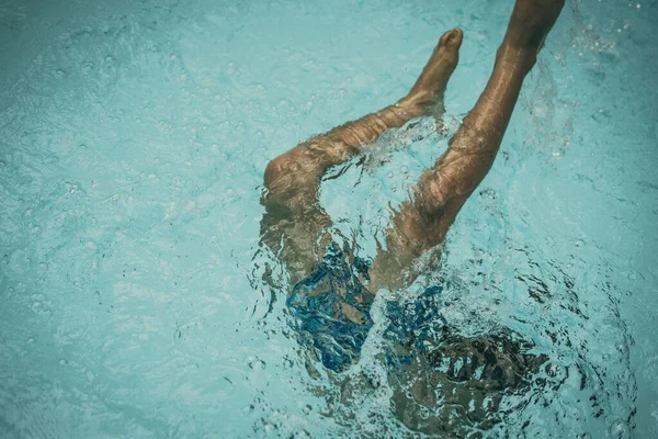Soyut fotoğraf yaşam tarzı, doğa geçmişi. Suyun altında tanınmayan bir insan vücudu, yüzeye bak. Gizemli bir ruh hali. Ağırlıksız, belirsiz gelecek kavramı, belirsizlik içinde boğulma, çocukluk sorunları