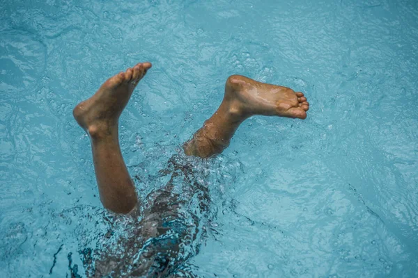 Soyut fotoğraf yaşam tarzı, doğa geçmişi. Suyun altında tanınmayan bir insan vücudu, yüzeye bak. Gizemli bir ruh hali. Ağırlıksız, belirsiz gelecek kavramı, belirsizlik içinde boğulma, çocukluk sorunları