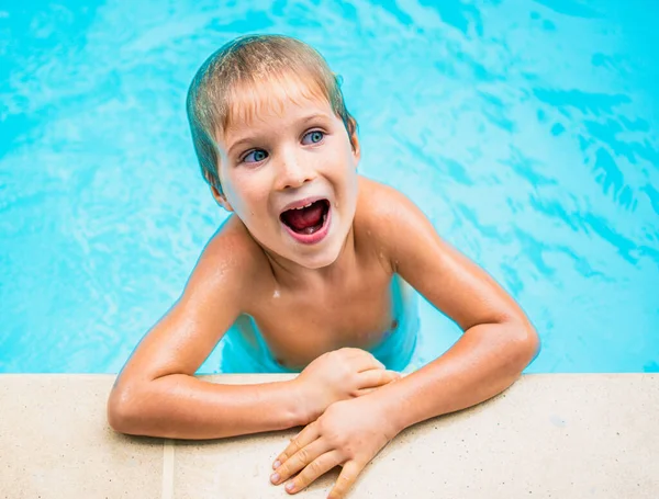 Funny Lifestyle Portrait. Mischievous basah rambut pirang bintik-bintik biru bermata anak laki-laki, mulut terbuka lebar, lihat kejutan, bermain tertawa di kolam renang. Selamat hari sekolah olahraga anak pelajaran pelatihan perilaku — Stok Foto
