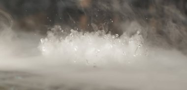 Soyut BANNER. Gerçek Mistik duman bulutu, su damlası patlaması, buhar sineği hareketi, karanlık arka plan. Kimyasal deney, aromaterapi, yanık içecek buharı paranormal sis. Zıtlık tonu. Daha fazla renk kaynağı