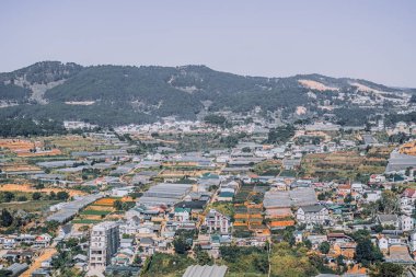 Panorama manzarası, Dalat şehri, Langbian Platosu, Vietnam Merkez Highland bölgesi. Sebze tarlaları, bir sürü ev, mimari, tarım arazileri, sera. Dağ geçmişi. Yeşil, dumanlı, dumanlı fotoğraf
