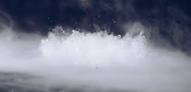 Soyut BANNER. Gerçek Mistik duman bulutu, su damlaları patlaması, buhar uçuşları, karanlık arka plan. Kimyasal deney, aromaterapi, yanık içecek buharı, paranormal sis. Mavi ton. Daha fazla renk kaynağı