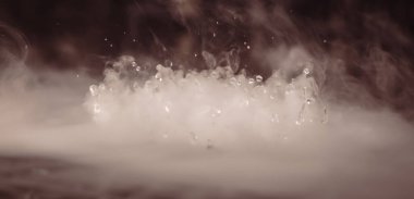 Soyut BANNER. Gerçek Mistik duman bulutu, su damlası patlaması, buhar sineği hareketi, karanlık arka plan. Kimyasal deney, aromaterapi, yanan içecek buharı paranormal sis. Pembe ton. Daha fazla renk kaynağı