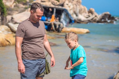 Alternatif tıp teknolojisiyle çocuk büyütmek. Erkek çocuk dans oyunu yürüyüşü küçük taşınabilir biyoresans sağIık virüsü önleme cihazı kullanın. Doğal deniz taşı dağı. Baba gülümse, yaramaz çocuk.