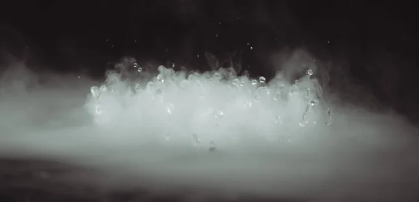 BANHEIRO abstrato. Nuvem de fumaça mística real com gotas de água explosão, movimento de mosca a vapor, fundo escuro. Experiência química, aromaterapia, queimadura beber vapor nevoeiro paranormal. Tom de contraste. Mais estoque de cores — Fotografia de Stock