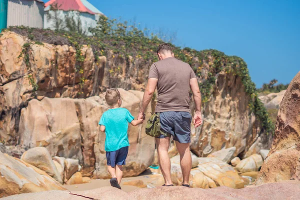 Baba oğul yürüyüşü birlikte zaman geçirin. Çocuk elini tutan adam. Uzaklara git yeni şeyler keşfet, aşağı bak. Doğa dağı. Babalar Günü Aile Birliği Çocuk yetiştirme, Mutlu çocuk nüfuzu dünya görüşü