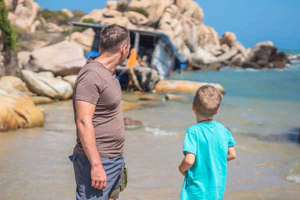 Ayah peduli tentang Anak dekat laut, berjalan menghabiskan waktu bersama menjelajahi baru. Pria berdiri anak, melihat jauh. Batu laut alami. Membesarkan anak laki-laki, ayah serikat keluarga pengaruh pada anak bahagia hidup, anak-anak akhir pekan — Stok Foto