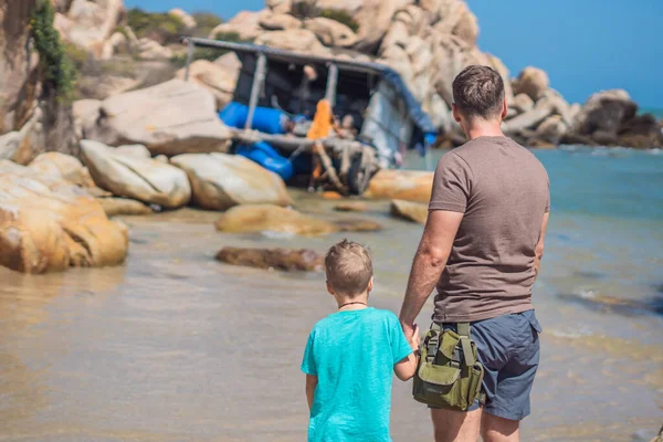 Ayah peduli tentang Anak dekat laut, berjalan menghabiskan waktu bersama menjelajahi baru. Man memegang tangan anak-anak, melihat jauh. Batu laut alami. Membesarkan anak laki-laki, ayah serikat keluarga pengaruh pada anak bahagia hidup, anak-anak akhir pekan — Stok Foto
