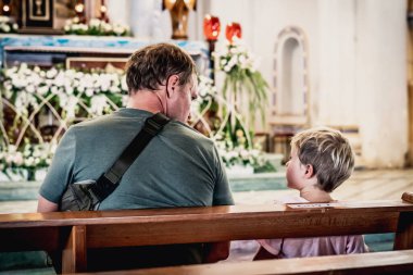 Hristiyan baba İncil 'de İsa' nın kutsal insanları hakkında bir hikaye anlatıyor. Kirk 'te otur. İnanç dini eğitimi, modern kilise, babalar günü, sorumluluklar, dünya görüşü üzerinde etki, hayat dersleri, çocuk yetiştirme