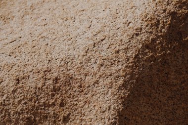 Gerçek doğa çizgileri eğrisi arka planı. Yakın plan makro görünüm fotoğrafı. Deniz taşlı uçurum dağları. Sarı kahverengi gölge. Stokta daha fazla koleksiyon. Jeoloji kavramı, güzellik gücü. Pankart tasarımı