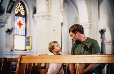 Hristiyan baba İncil 'de İsa' nın kutsal insanları hakkında bir hikaye anlatıyor. Kirk 'te otur. İnanç dini eğitimi, modern kilise, babalar günü, sorumluluklar, dünya görüşü üzerinde etki, hayat dersleri, çocuk yetiştirme