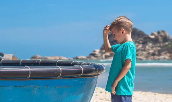 BANNER puolella Muotokuva lapsi seistä. Katsokaa Vietnamin pyöreää venettä. Naarmuta otsaa käsin. Konsepti-idea, luonnon lasten koulutus, kasvatuspoika, näkökulma, valinta, odota, oppia uutta — kuvapankkivalokuva