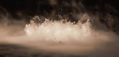 Soyut BANNER. Gerçek Mistik duman bulutu, su damlaları patlaması, buhar uçuşları, karanlık arka plan. Kimyasal deney, aromaterapi, yanık içecek buharı paranormal sis. Kahverengi ton. Daha fazla renk kaynağı