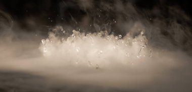 Soyut BANNER. Gerçek Mistik duman bulutu, su damlaları patlaması, buhar uçuşları, karanlık arka plan. Kimyasal deney, aromaterapi, yanık içecek buharı paranormal sis. Kahverengi ton. Daha fazla renk kaynağı