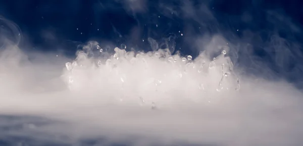 Abstracto BANNER. Nube de humo místico real con gotas de agua explosión, movimiento de vuelo de vapor, fondo oscuro. Experimento químico, aromaterapia, vapor de bebida quemada, niebla paranormal. Tonalidad azul. Más stock de color —  Fotos de Stock