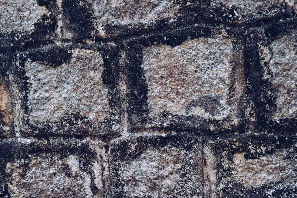 Eski tapınak duvarı. Dikdörtgen şeklindeki granit tuğla betonla gerçek bir yüzey taşı. Desen gri renkte, kırsal doku arka planında. Tasarım sitesi. Kasvetli, kasvetli, kasvetli ruh hali. Stokta daha fazla ton — Stok fotoğraf
