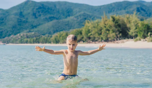 BANNER livsstil lager foto pojke simma gör rörelse frolics kul stänk vatten hav. Sommar sol natur landskap. Glad barndom, resa semester med småbarn, fritidsaktivitet, enkelt roligt beteende — Stockfoto