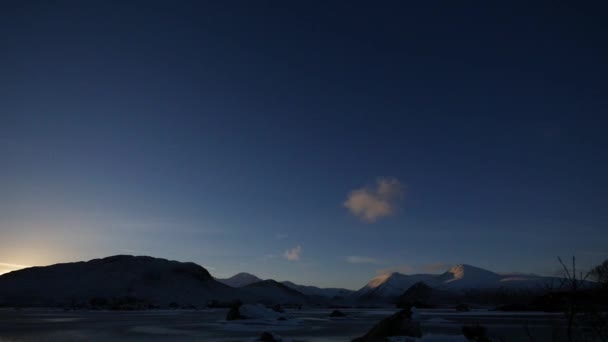 Luz del sol sobre el lago congelado en el páramo rannoch — Vídeo de stock