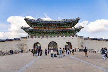 Güney Kore, Seul 'deki Gyeongbokgung Sarayı' nın ana kapısını ziyaret eden kalabalığın görüntüsü 25 Ekim 2025 'te, açık mavi gökyüzü ve dağınık bulutlar altında ele geçirildi.