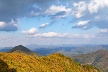 Güney Kore 'deki Daedunsan Dağı' ndaki kayan dağların ve sonbahar ormanlarının yüksek irtifa manzarası.
