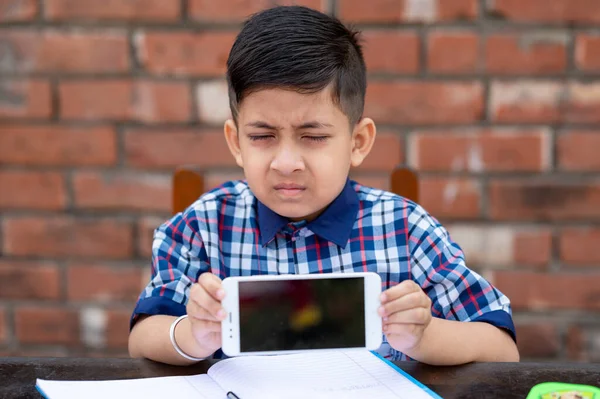 Niño Escuela Aprendiendo Desde Móvil Que Está Mostrando Teléfono Móvil — Foto de Stock